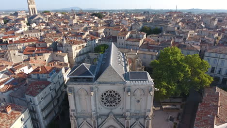 Beautiful-aerial-view-of-Montpellier,-Saint-Roch-church.-From-close-to-medium